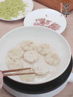 鍋中涼油，慢煎至兩面有脆殼。（油可以多一點）