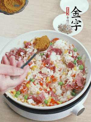 1勺咖喱粉、1/2勺鹽，少許黑胡椒碎炒均。