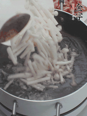 白玉菇改刀焯水30秒。