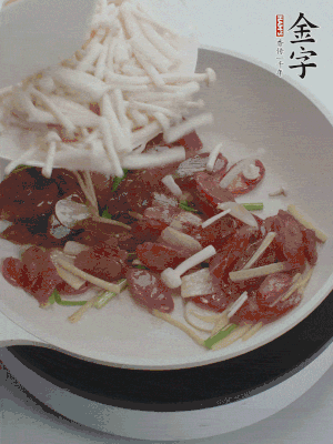 放白玉菇、青紅辣椒、雞蛋。