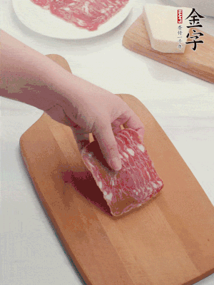金字培根火腿改刀切小片；白洋蔥切丁；新鮮豌豆剝殼。