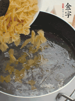 蝴蝶面加橄欖油煮熟；豌豆焯水30秒。