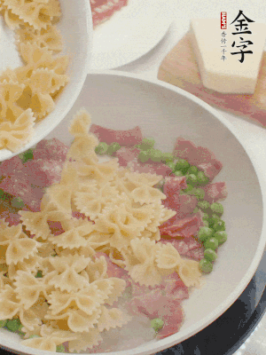 1小勺鹽調(diào)味，混合一起燉煮一下。