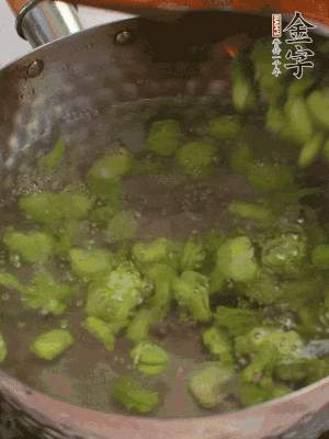 鍋中水沸，放一撮鹽，下蠶豆豆瓣焯3分鐘，下百合，3秒撈出，一起撈出瀝水。