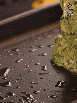 熱鍋擦一下油，下面糊攤平。