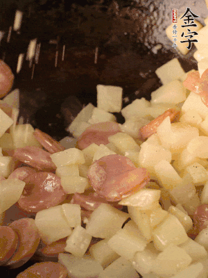 再放烤腸片煎熟。撒點鹽、孜然粉、辣椒面。