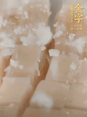 鮑魚中加點(diǎn)鹽、蠔油抓拌一下。