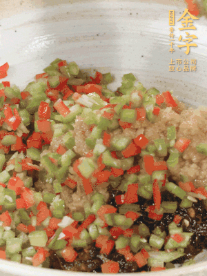 XO醬、蒜蓉醬、青紅椒粒攪拌成醬料。