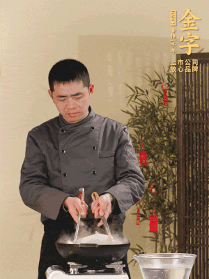 整只土雞冷水下鍋，加蔥姜、料酒焯水，撈出后用溫水清洗干凈。