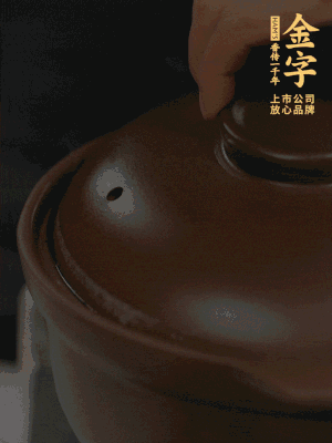 雞、火腿、姜片一起放入砂鍋中，大火轉(zhuǎn)小火燉2小時。
