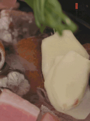 加姜片、蔥結(jié)、料酒。