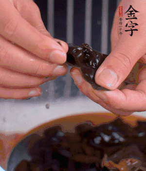 木耳冷水泡發(fā)，處理成小塊。（如果是小木耳就不用切了）