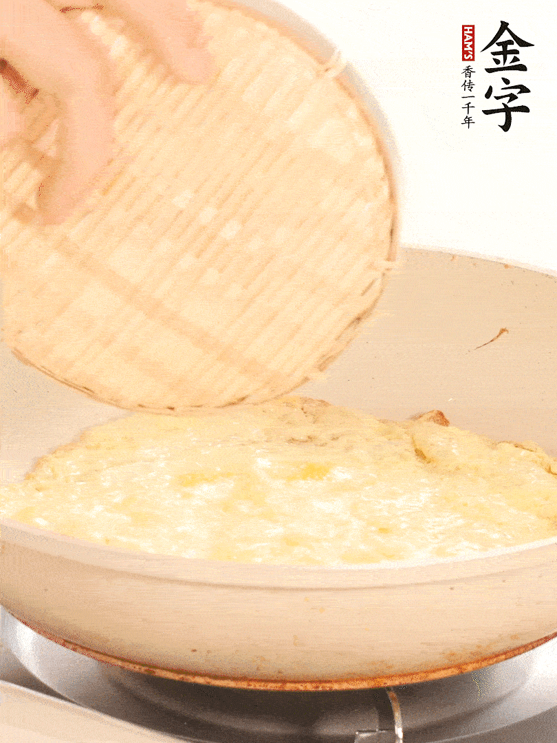 鍋內(nèi)放入少許油，油溫4成熱倒入一個(gè)雞蛋煎熟