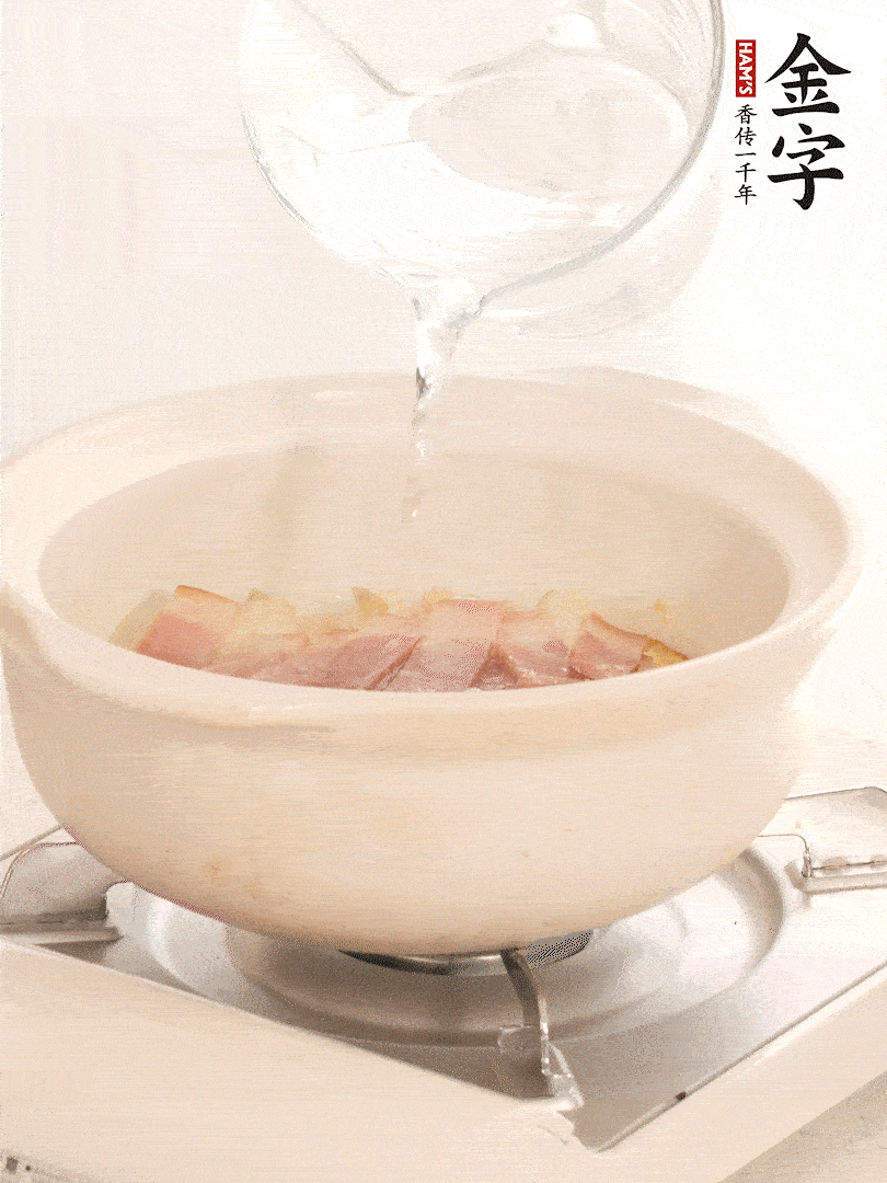 放入火腿片，加開水，再加入豆腐