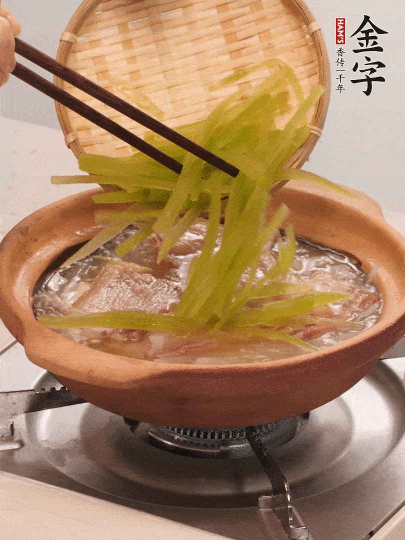 倒入熱水煮開后，轉(zhuǎn)小火燉煮10分鐘，呈奶白色湯底。