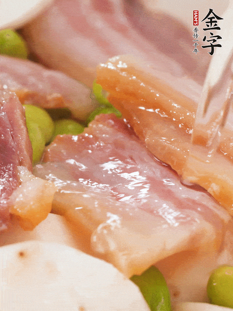 倒入芋艿、熟毛豆，翻炒均勻，加1小碗水煮開