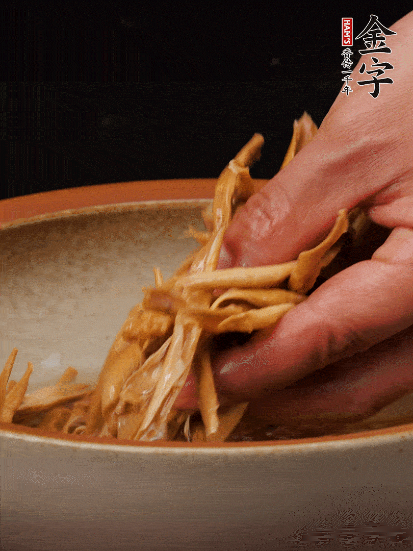 農(nóng)家土筍尖提前泡軟，用刀劃成細(xì)絲，這樣會(huì)更加入味。