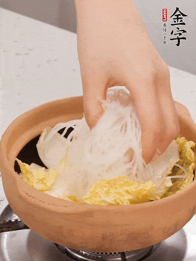 放入提前泡軟的粉絲，蓋上蒜蓉醬汁