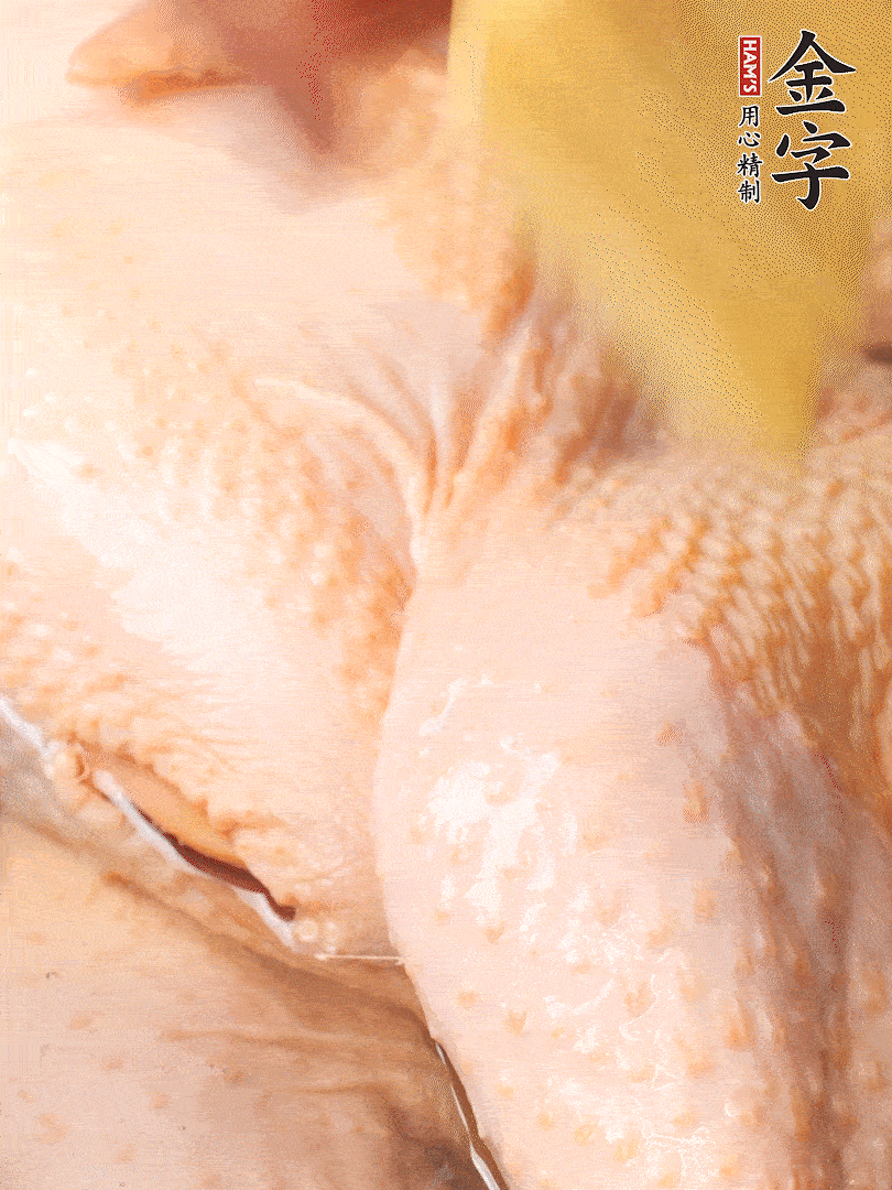 老母雞去頭去尾，斬去雞爪。冷水入鍋，加料酒、蔥姜焯水，煮出浮沫后撈出，用清水洗凈