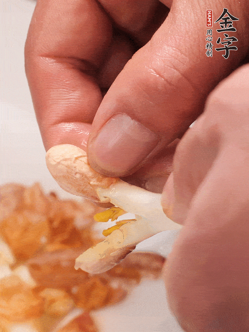 花生芽切段。開(kāi)水焯水1分鐘，去掉頂部的花生皮