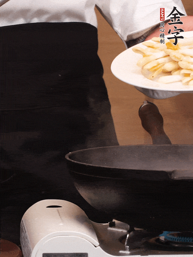 鍋中少許油，下花生芽