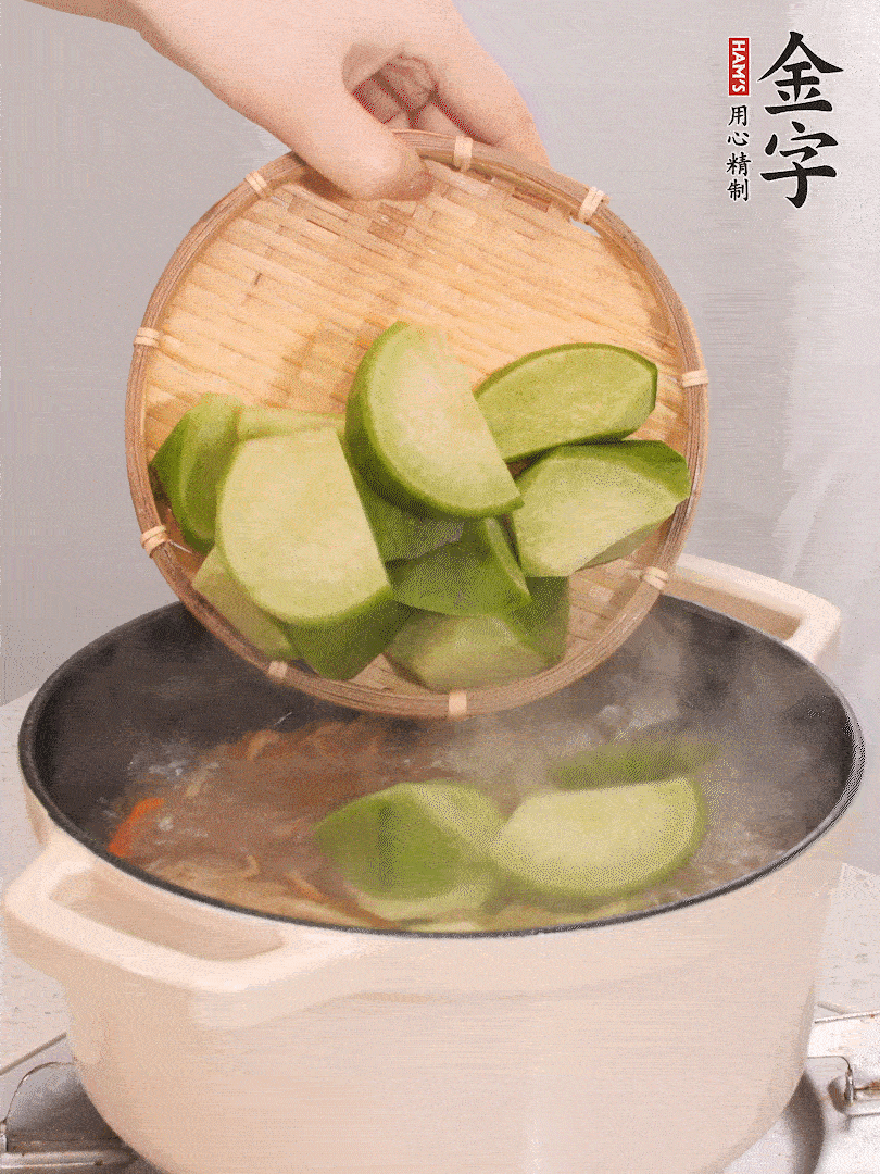 加入青、紅蘿卜再煲半小時(shí)。