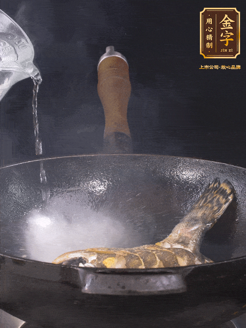 倒入適量食用油，待鍋燒熱后下桂魚煎大約2-3分鐘至兩面金黃（一定要煎透，這樣做出來的湯才會(huì)比較奶白色）