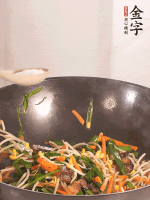 炒合菜：金字醬油肉、綠豆芽、韭菜