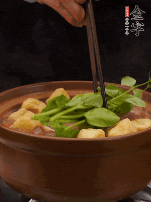 加筒骨煲的經(jīng)典配菜：金字土香腸、油豆腐、千張蓋上蓋子燜一會(huì)兒，耐心等候10分鐘。