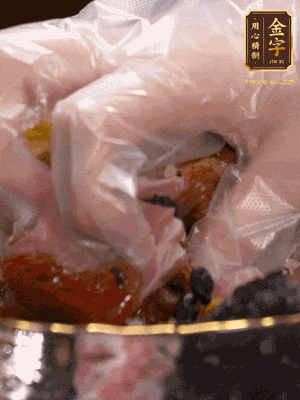排骨洗凈后（蠔油、生抽、老抽、鹽、糖、淀粉、豆豉、蒜蓉、姜絲）腌制30分鐘