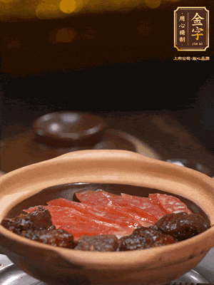 鋪上臘腸和排骨，鍋邊淋一圈油，小火煲10分鐘