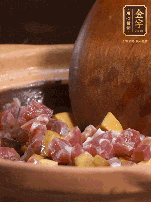 熱油下蒜片，倒入香腸丁、牛肝菌丁翻炒出香味