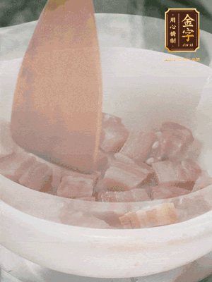 砂鍋內(nèi)咸肉微微煸出香味，再倒入開水。放排骨滾開后轉(zhuǎn)中小火篤30分鐘。（水盡量一次加足，以免中途加水沖淡鮮味。這一步是湯底濃白的關(guān)鍵）