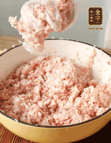 肉丁、咸肉丁、一丟丟鹽、料酒拌勻，反復(fù)摔打上勁。接著加入1兩蔥姜水，反復(fù)拌勻摔打上勁。前后共加3遍。3遍后筍丁，接著反復(fù)摔打上勁。最后加入1個蛋清、3茶匙生粉拌勻摔打上勁