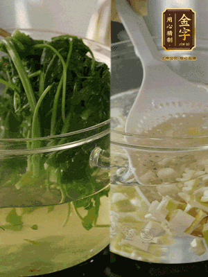 春筍切丁焯水；薺菜加鹽焯水，過(guò)涼水后切成細(xì)末