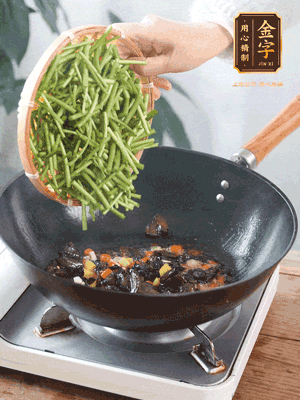 熱油煸香蒜末、姜粒、小米辣，再下臘肉煸炒出香味