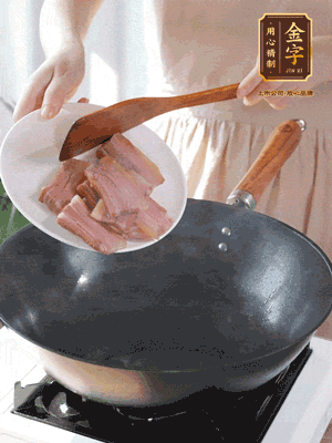 豬油熱鍋，下咸肉煸香，再下蔥姜提鮮