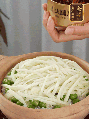 到水微干，放上豌豆、茭白絲。
