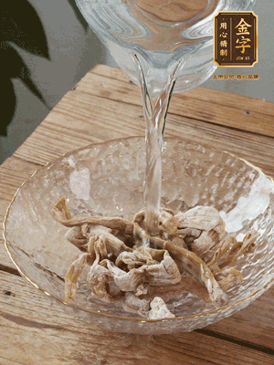 筍干提前泡發(fā)1晚切段，冬瓜去皮切塊。