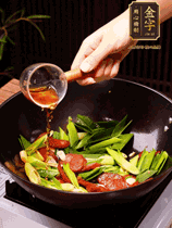 下蒜苗炒軟，沿鍋邊烹入一勺料酒，加醬油、蠔油、白糖調(diào)味炒勻