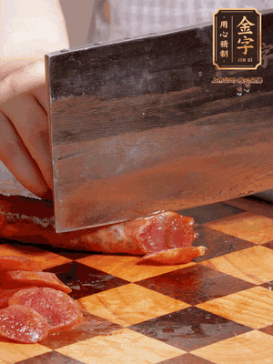 金字香腸煮熟，切片