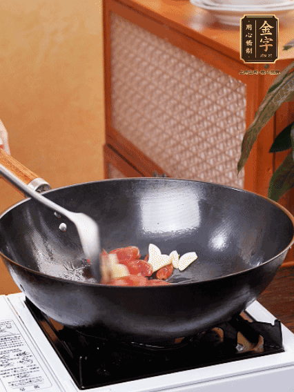 熱油，香腸微微煸出香味，加蒜片、小米辣
